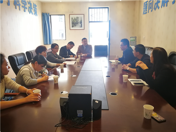 7听取射洪绿然国际公司行政办主任李文作有关介绍.jpg