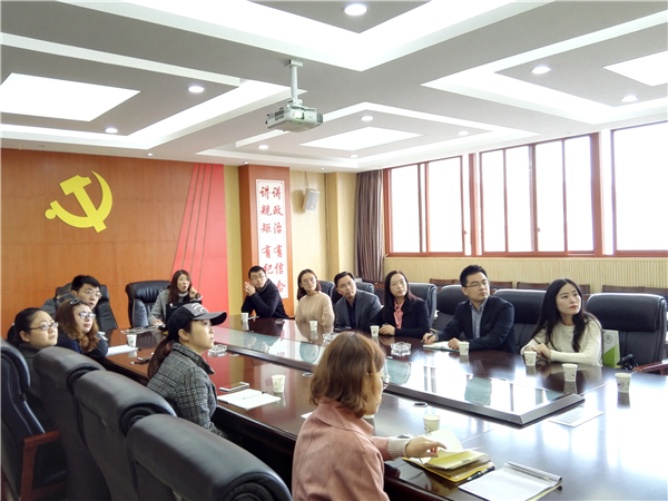 1遂宁东辰荣兴国际公司初中部主任张海英作有关介绍.jpg